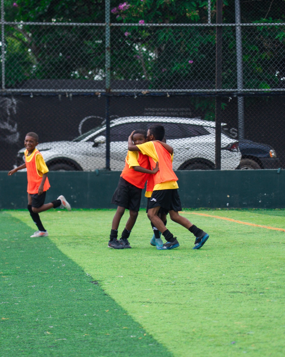 Jugadores de ADC celebrando un gol