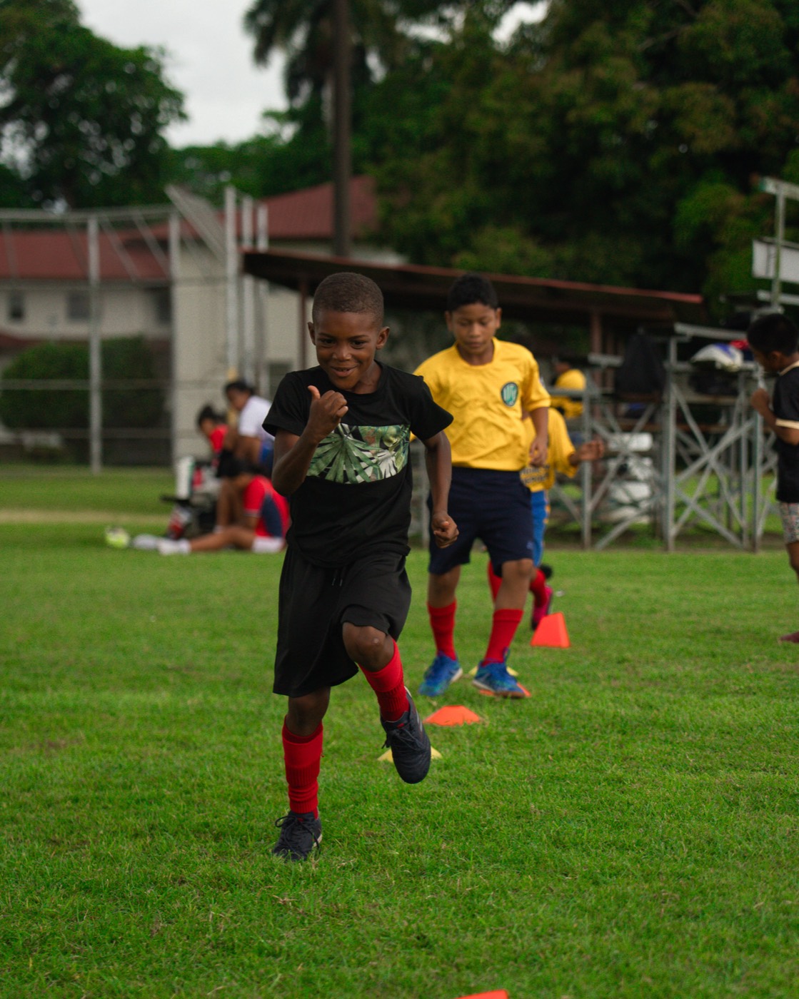 Niño de ADC corriendo durante un entrenamiento de fútbol