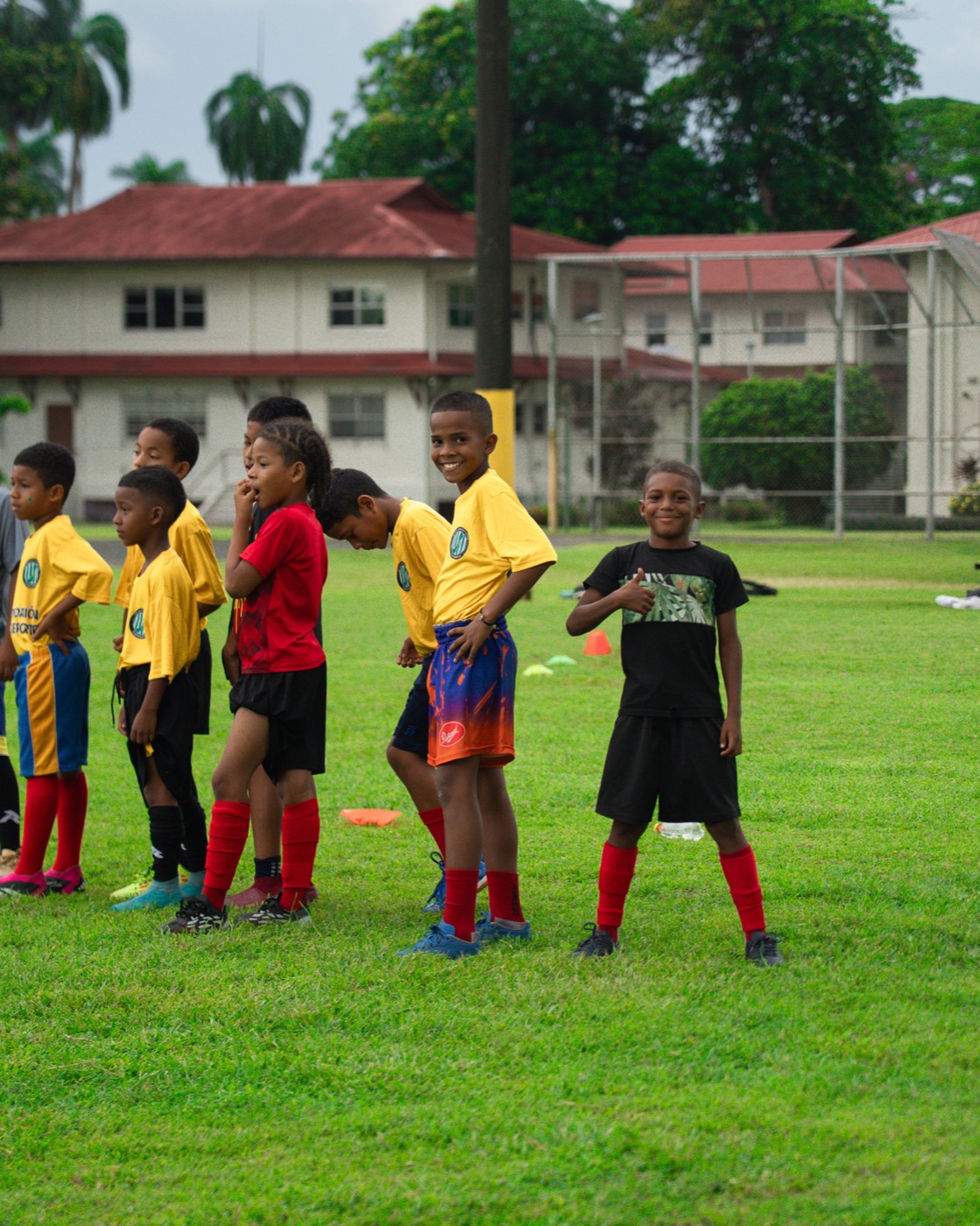 Equipo infantil de AD Curundú en el campo