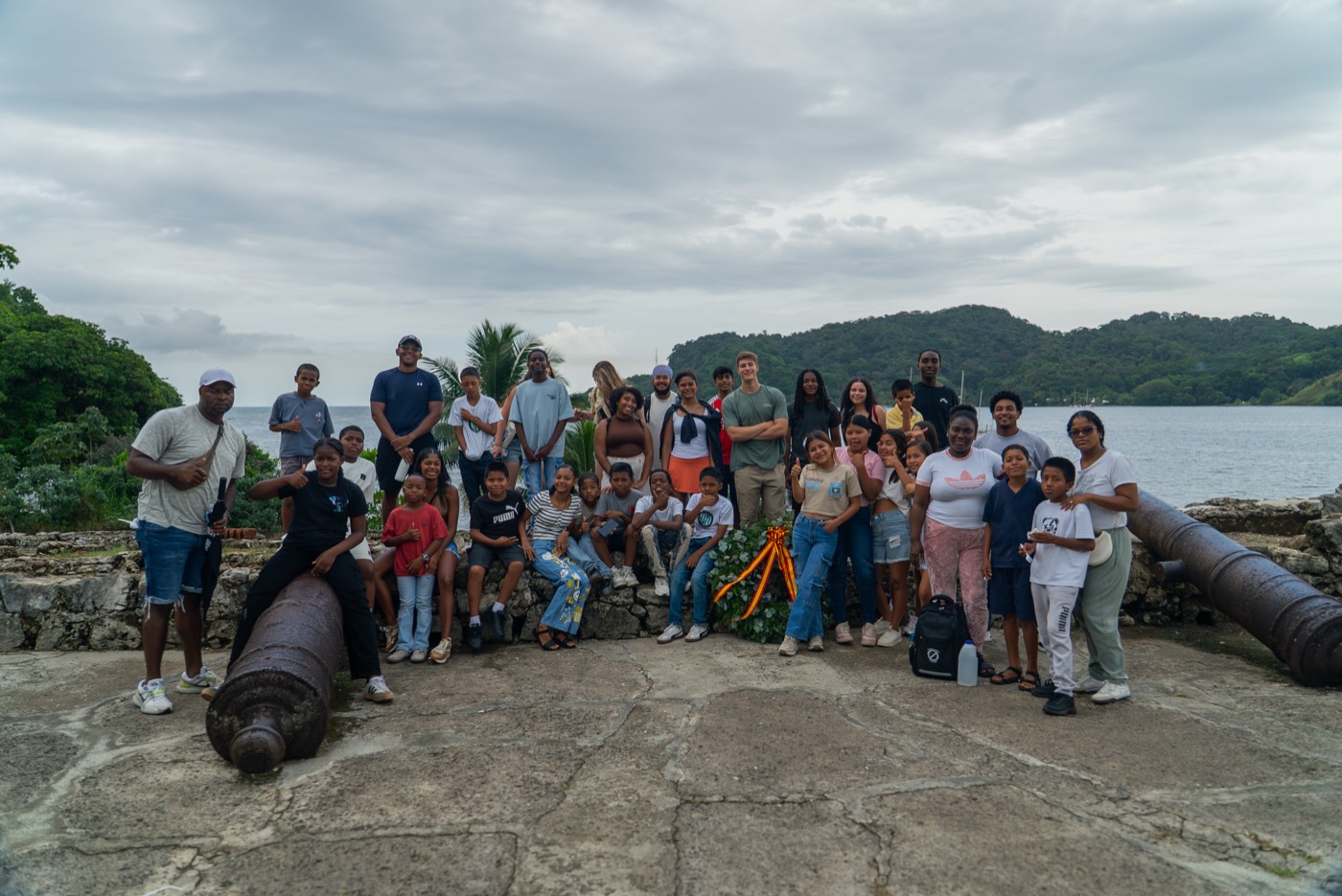 Atletas y voluntarios de ADC en una excursión comunitaria al fuerte de Portobelo
